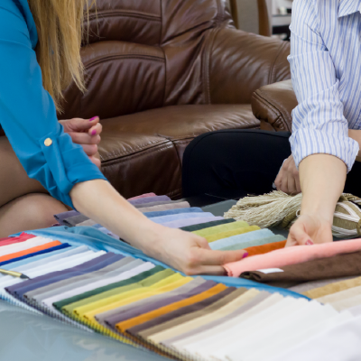 Profesional tapicera asesorando a cliente para elegir telas en Majadahonda