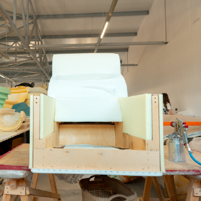 esqueleto de un sillón para tapizar en el que mostramos las espumas y rellenos necesarios para realizar un buen trabajo