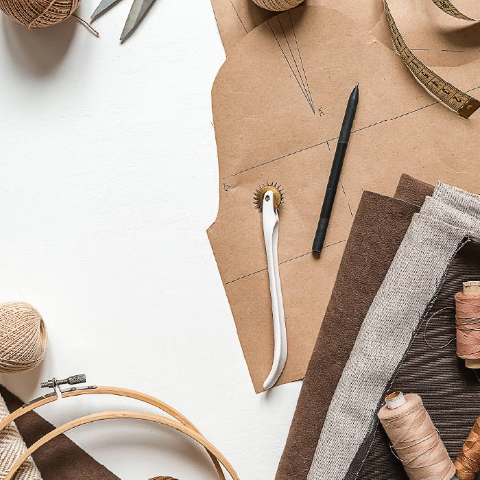 Mesa con herramientas de un tapicero restaurador