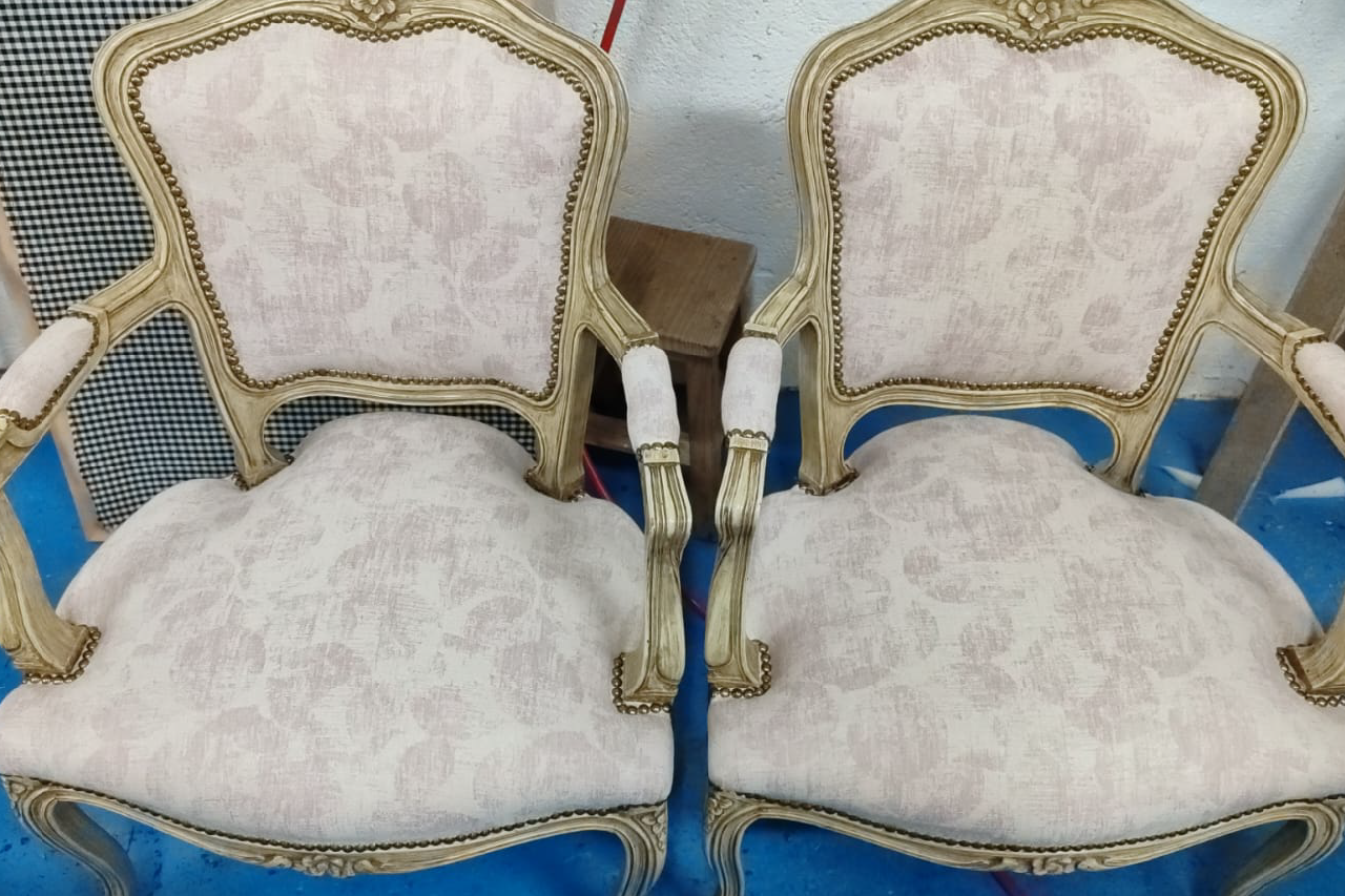Sillas cásicas con terminación en madera. Tapizadas y entregadas en Madrid zona Avenida de América