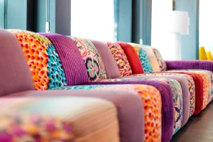 Sofas de multiples colores y terminados. Están montados todos juntos con diferentes texturas