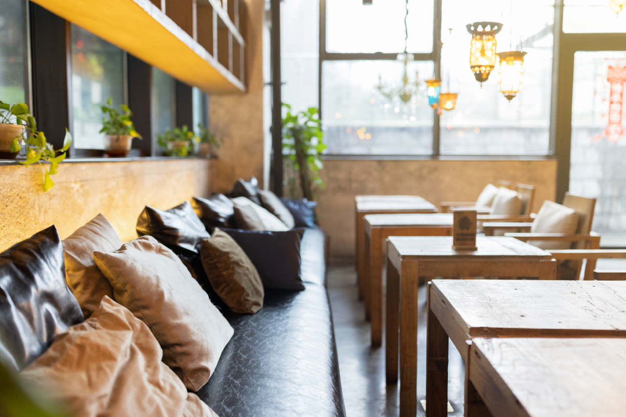 Bar restaurante con asientos y cojines en piel