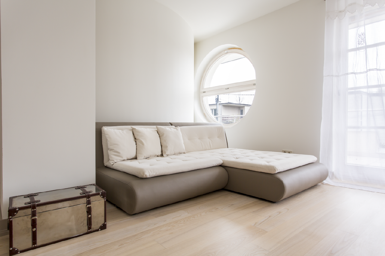 Chaselounge con base redonda en piel y fundas desmontables de tela en color blanco