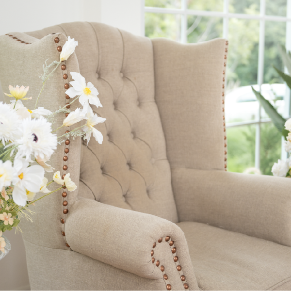 Sillón tapizado en Tela de color blanco en zona de Pozuelo de Alarcón, Madrid.